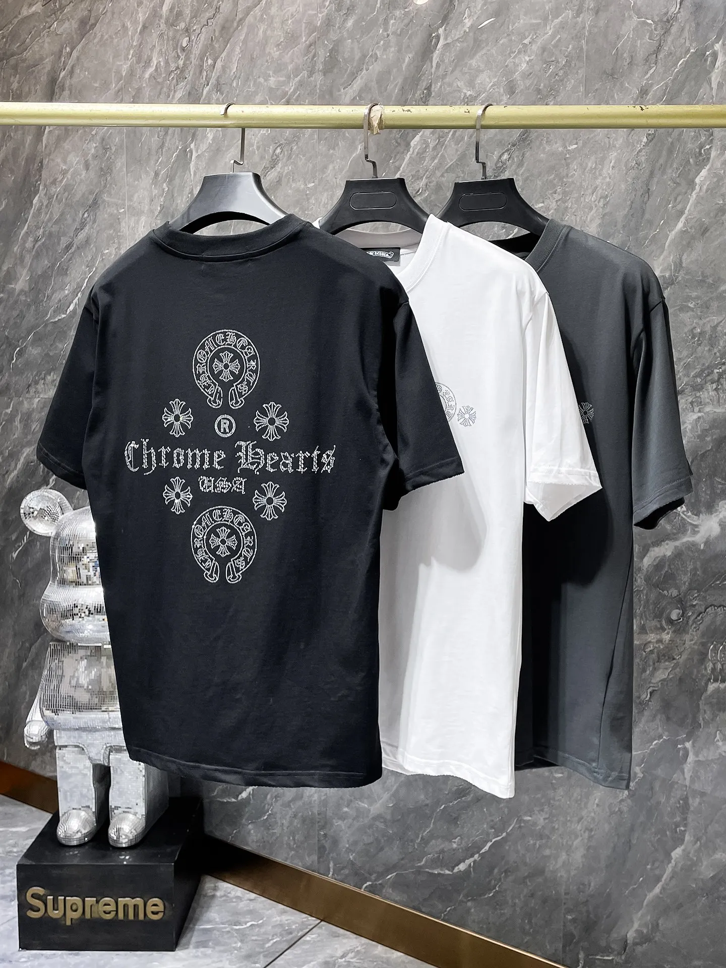 P166 New Chrome Hearts 25ss for summer. High-weight, environmentally friendly and high-quality top-grade fabric. 260g~270g. Heavy-duty hot-drilled horseshoes and Sanskrit letters cross short sleeves. Counter synchronization. 1:1 replica version. Recommended colors: black, white, gray. Size: S, M, L, XL.